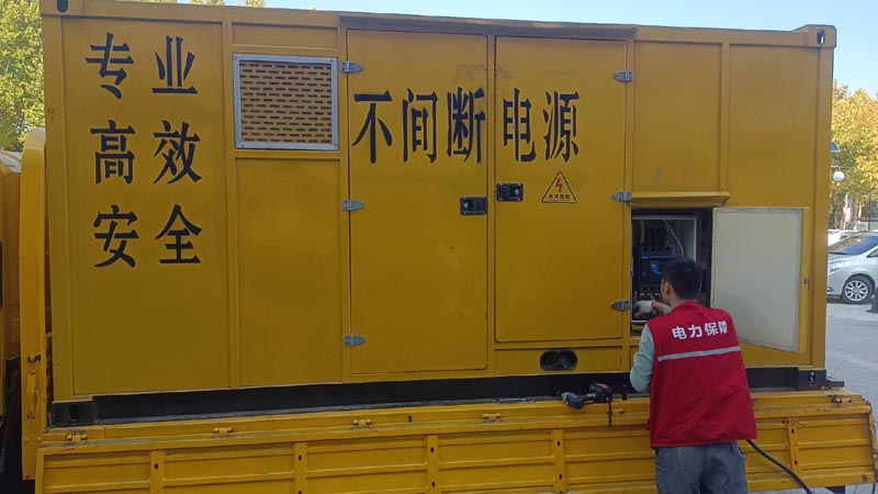 济源柴油发电机组和UPS电源配合使用时，如何避免切换过程中的电力中断？